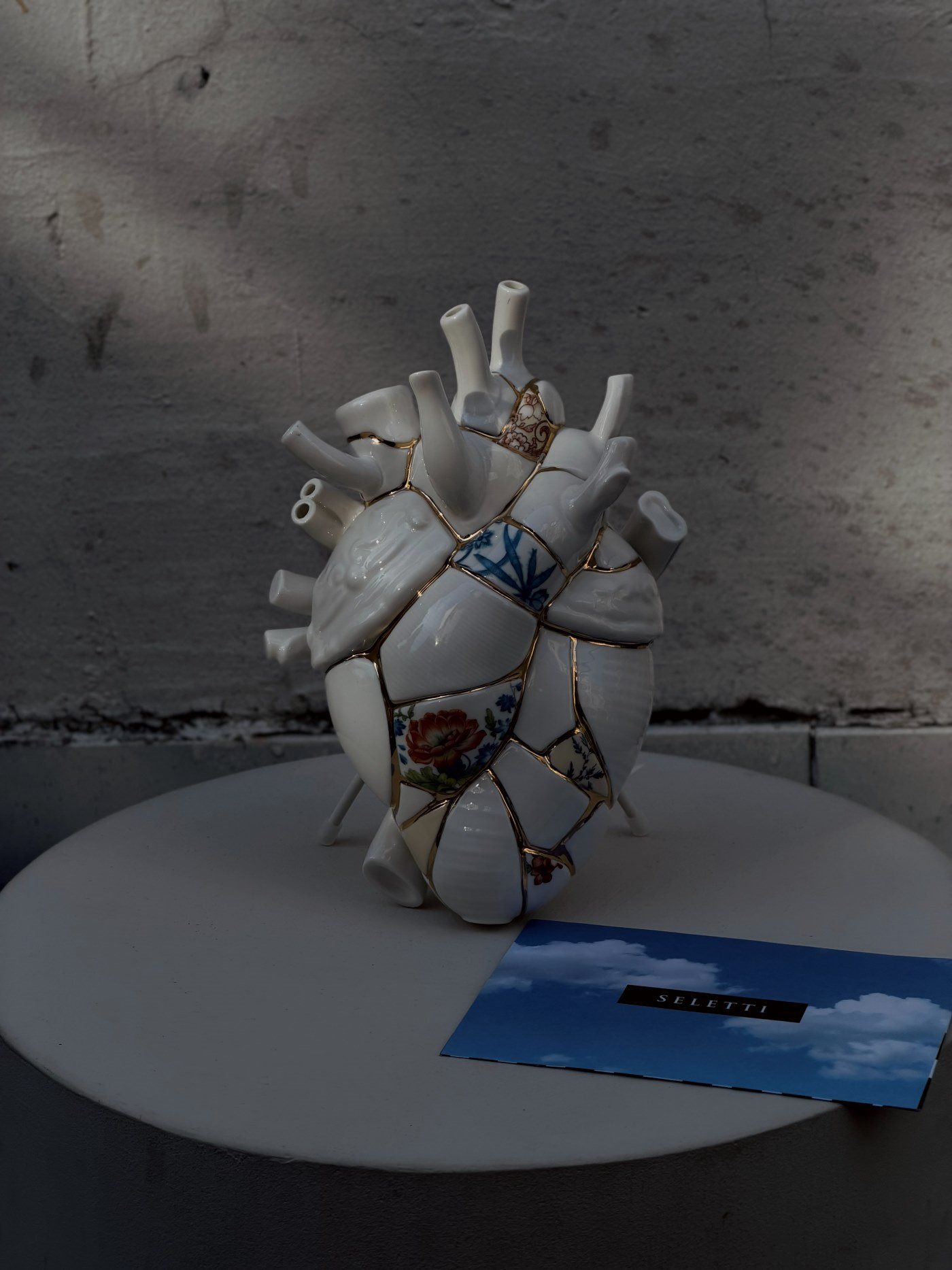 Ваза SELETTI Love in Bloom, фарфор, золото 24 карата